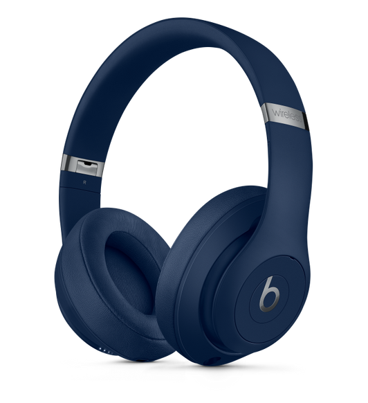 ブルーのBeats Studio3 Wirelessオーバーイヤーヘッドフォン。快適さが増したソフトなクッションが、ノイズアイソレーション効果を発揮する。