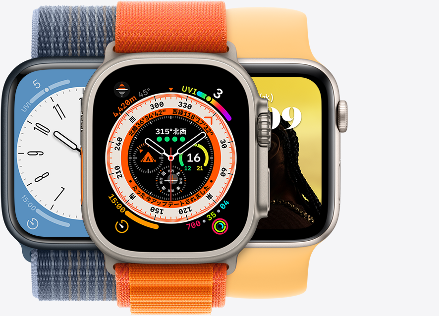 チタニウムケースにオレンジアルパインループバンドを装着したApple Watch Ultra、スターライトアルミニウムケースにスターライトソロループを装着したApple Watch Series 8、ミッドナイトアルミニウムケースにミッドナイトソロループを装着したApple Watch SE。