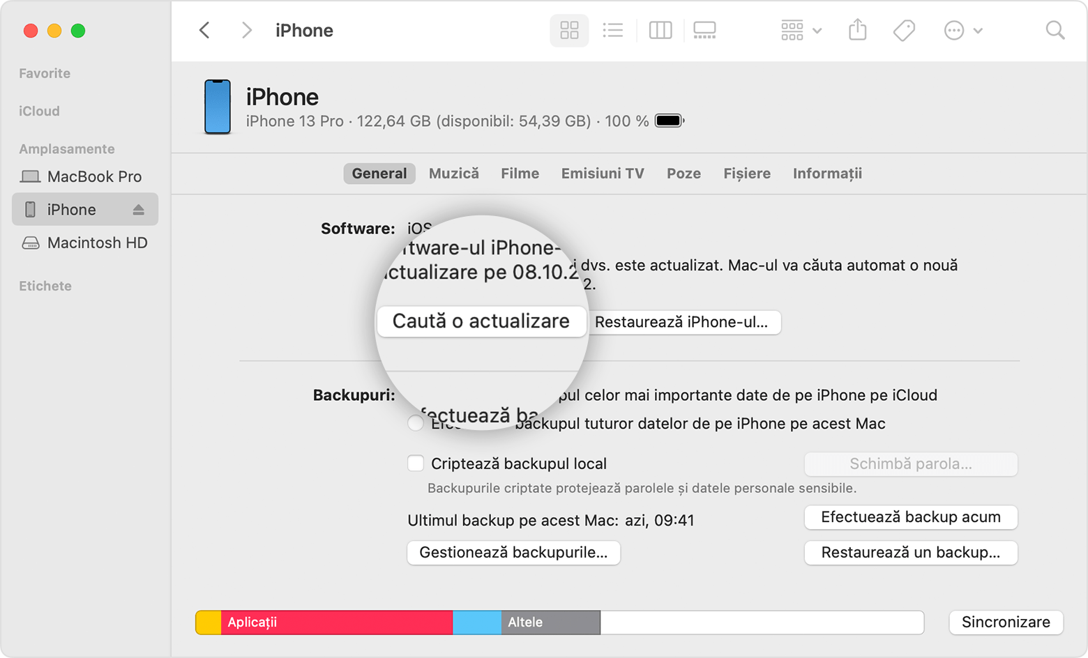 Finder pe un computer Mac afișând un iPhone în lista de amplasamente și evidențiind butonul Caută o actualizare.