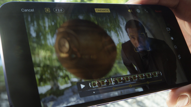 撮影後に深度エフェクトを編集できるUIのデモを映しているiPhone 14 Proの画面。