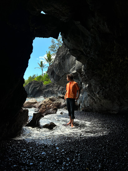 超広角カメラで撮影した、洞窟の入り口に立つ人物の写真。